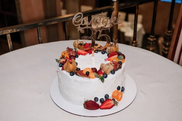 漂亮的结婚蛋糕用鲜花装饰 蛋糕紧密相连 — 图库照片
