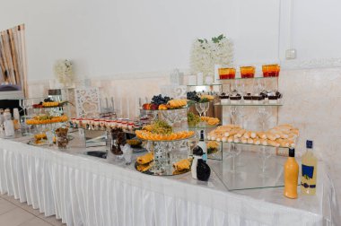 Düğün ziyafetinde meyve dilimleme. Karpuz, üzüm, çilek, portakal, erik, armut, dinya şeftalili kivi ananas, elma.