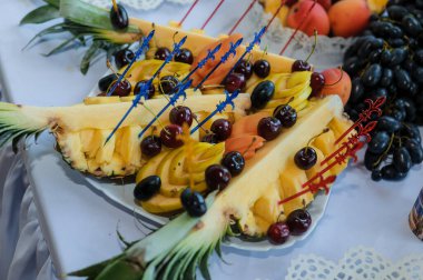 Düğün ziyafetinde meyve dilimleme. Karpuz, üzüm, çilek, portakal, erik, armut, dinya şeftalili kivi ananas, elma.