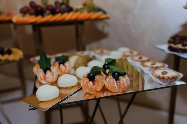 Tranchage Fruits Lors Banquet Mariage Melon Eau Raisin Fraise Orange — Photo