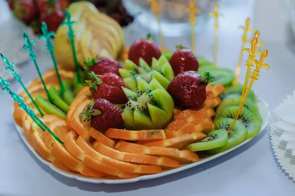 Rebanadas Fruta Banquete Bodas Sandía Uvas Fresa Naranja Ciruela Pera —  Fotos de Stock