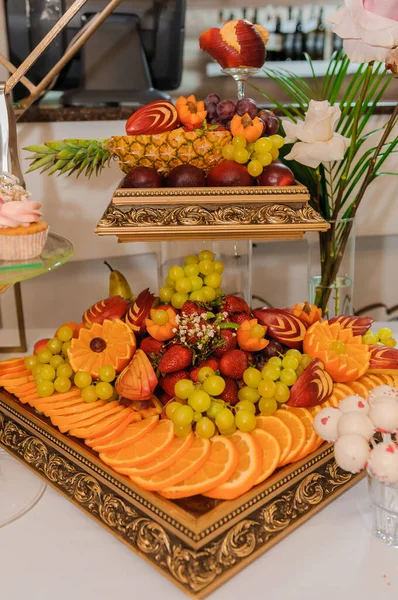 Rebanadas Fruta Banquete Bodas Sandía Uvas Fresa Naranja Ciruela Pera —  Fotos de Stock