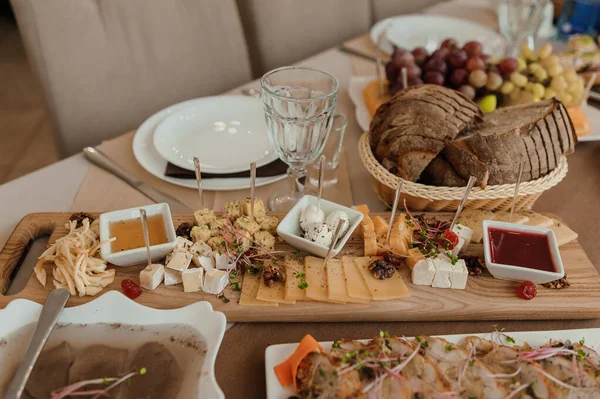 Buffet Bodas Rebanando Diferentes Tipos Queso —  Fotos de Stock