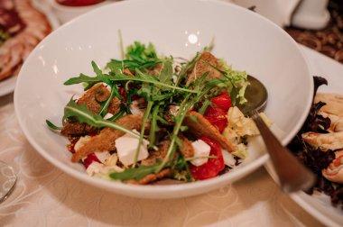 Roka, peynir ve etli salata.