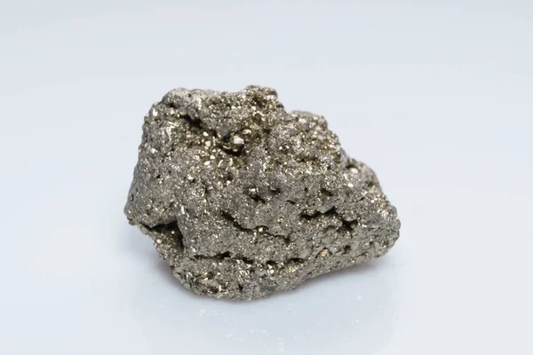 Çiğ Kristal Piriti Aptal Altını Sülfür Grubundan Mineral Piriti Arkaplandaki — Stok fotoğraf