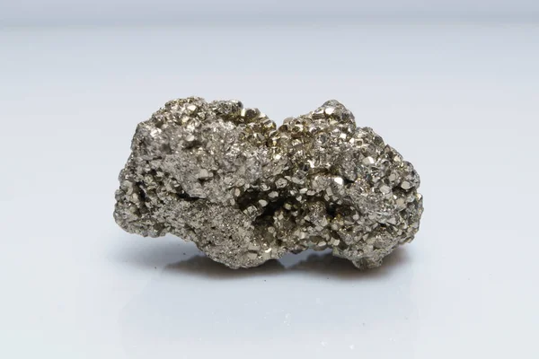 비결정 바보들의 금이지 황화물 그룹의 광물질 제초제 배경에 광물질 — 스톡 사진