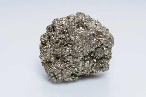 Çiğ Kristal Piriti Aptal Altını Sülfür Grubundan Mineral Piriti Arkaplandaki — Stok fotoğraf
