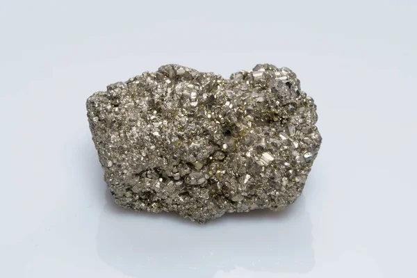 Surowy Krystaliczny Piryt Żelaza Złoto Głupca Mineralny Piryt Grupy Siarczków — Zdjęcie stockowe