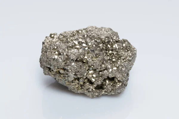 Surowy Krystaliczny Piryt Żelaza Złoto Głupca Mineralny Piryt Grupy Siarczków — Zdjęcie stockowe