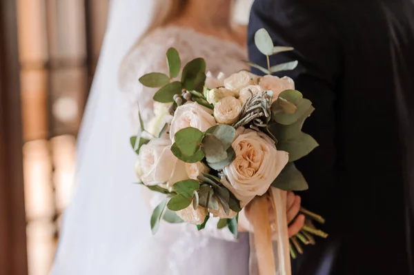 Bouquet de fleurs dans la main de la mariée — Photo