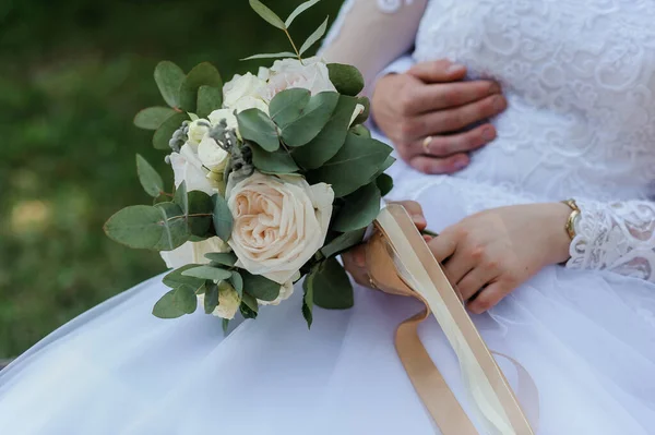 Boeket bloemen in de hand van de bruid — Stockfoto