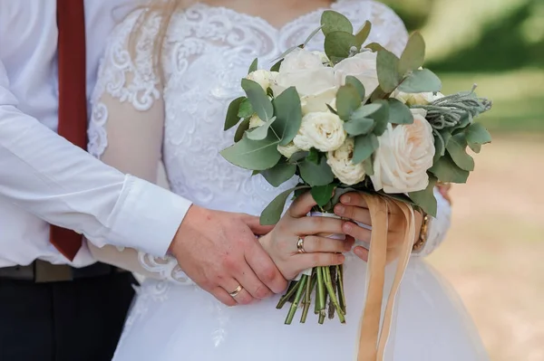 Bouquet di fiori in mano alla sposa — Foto Stock