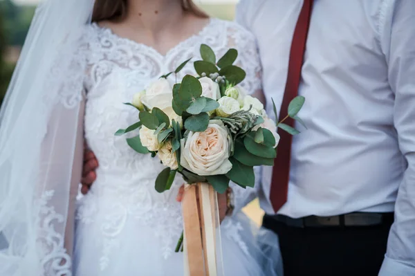Μπουκέτο με λουλούδια στο χέρι της νύφης — Φωτογραφία Αρχείου