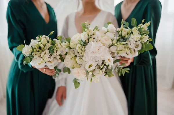 Boeket bloemen in de hand van de bruid — Stockfoto