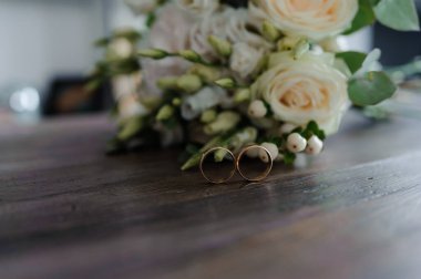 Gelinin çiçek buketinde altın alyanslar