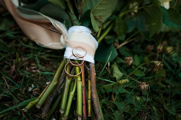 신부의 꽃다발에 황금색 결혼반지 — 스톡 사진