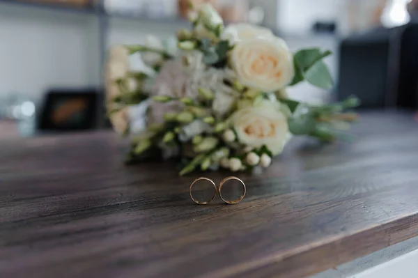 Cincin Emas Pernikahan Karangan Bunga Pengantin Wanita — Stok Foto