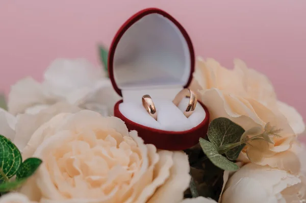 Pair Gold Wedding Rings Red Box — Stock Photo, Image