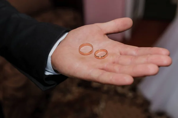 Anéis Casamento Nas Mãos Noivo — Fotografia de Stock