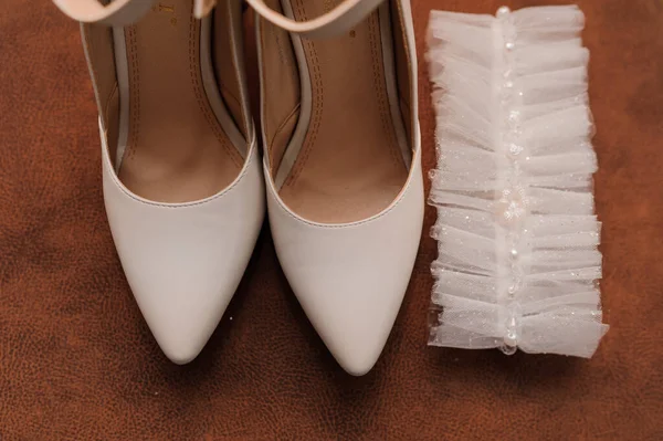 Scarpe Bianche Giarrettiera Nuziale Accessori Sposa — Foto Stock