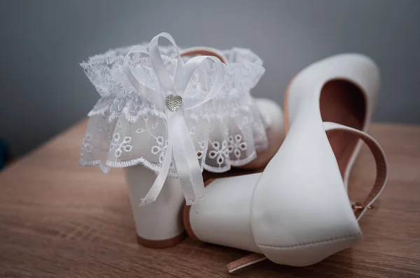 Witte Schoenen Bruidskousenband Accessoires Voor Bruiden — Stockfoto