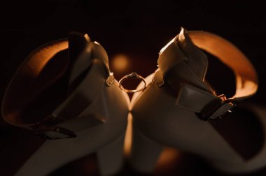 Gelinin ayakkabıları, pırlantalı altın alyans.