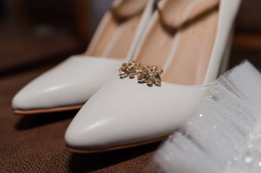 Düğün aksesuarları: düğün ayakkabıları, sarı taşlı küpeler
