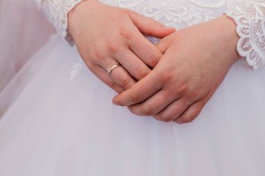 Nikah yüzüğü gelinin elinde.