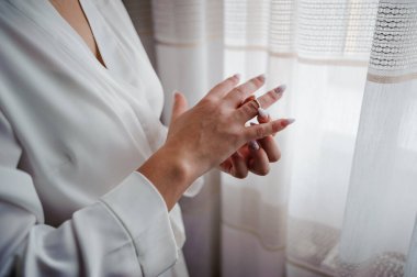 Nikah yüzüğü gelinin elinde.