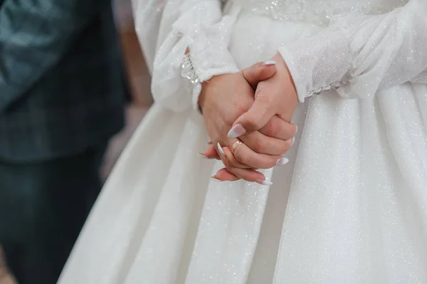 Ehering Den Händen Der Braut — Stockfoto