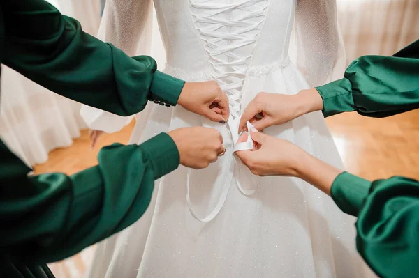Подружки Невесты Завязывают Бантик Свадебном Платье Утро Невесты — стоковое фото