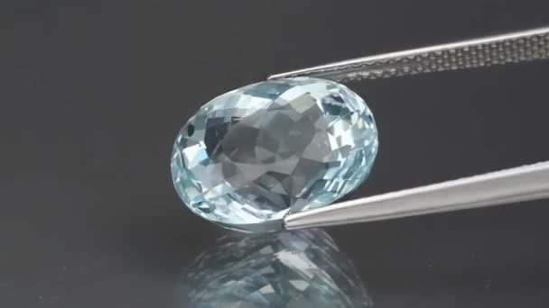 Aquamarine Natural Nas Pinças Segundo Plano — Vídeo de Stock