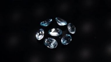 Koyu arkaplan masa üzerinde doğal mavi topaz taşları