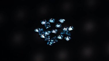 Koyu arkaplan masa üzerinde doğal mavi topaz taşları