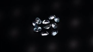 Koyu arkaplan masa üzerinde doğal mavi topaz taşları