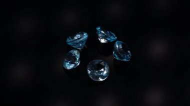 Koyu arkaplan masa üzerinde doğal mavi topaz taşları
