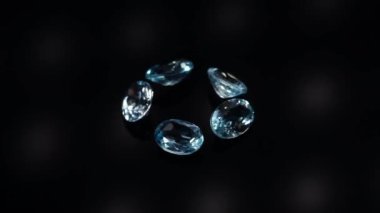 Koyu arkaplan masa üzerinde doğal mavi topaz taşları