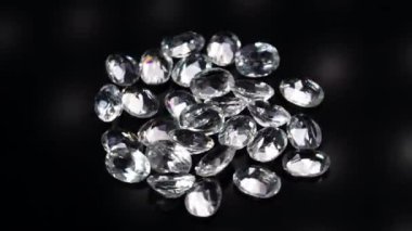 Koyu arkaplan masa üzerinde doğal beyaz topaz taşları