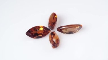 İmparatorluk şampanyası sarı topaz markisi cımbızla kesilmiş.