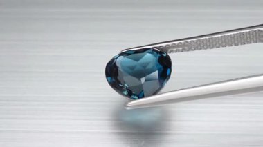 Doğal Londra mavi topaz kalbi cımbızla kesilmiş.