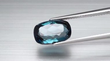 Doğal Londralı mavi topaz yastığı cımbızla kesilmiş.