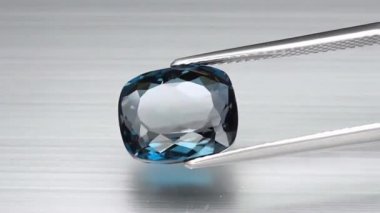 Doğal Londralı mavi topaz yastığı cımbızla kesilmiş.