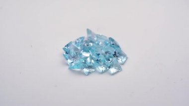 Beyaz arkaplan masa üzerinde doğal mavi topaz değerli taşlar