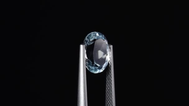 Přírodní modrý topaz oválný řez v otočných pinzetách — Stock video