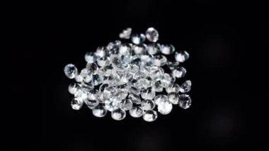 Koyu arkaplan masa üzerinde doğal yuvarlak beyaz topaz değerli taşlar