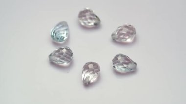 Doğal briolette beyaz dönen masa üzerinde beyaz topaz değerli taşlar kesti