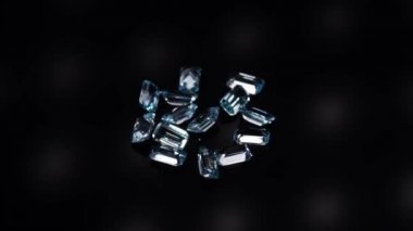 Doğal zümrüt mavi topaz taşlarını kesmiş.