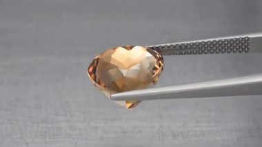 İmparatorluk şampanyası sarı topaz kalbi dönen cımbızla kesilmiş.