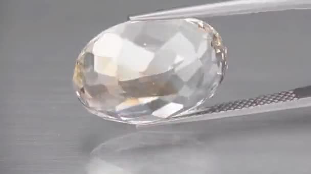 İmparatorluk şampanyası sarı topaz oval kesim cımbızda — Stok video