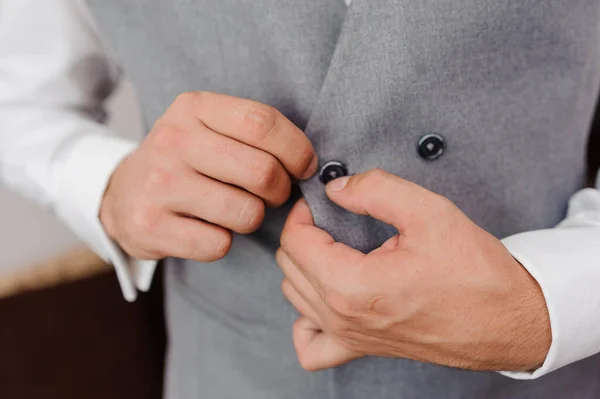 Adam Ceketine Düğme Takıyor — Stok fotoğraf